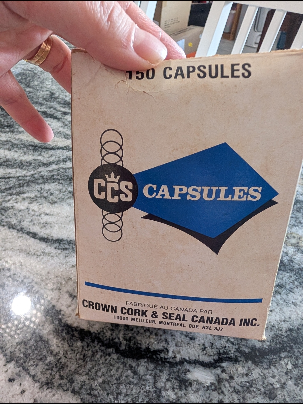 Vintage Gold Bottle Caps Lot w/ Original Box (~120-130 pcs) – Made in Canada